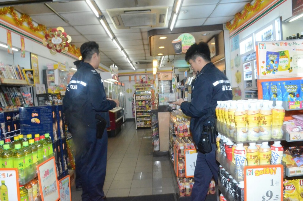 警方翻查閉路電視。蔡楚輝攝