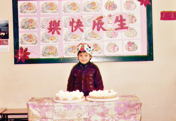 他的童年很簡單，開生日會切蛋糕已經很開心，當時志願是做足球員。