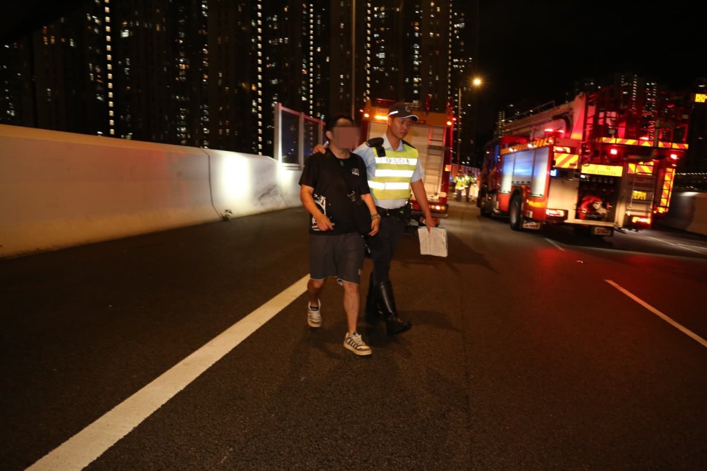 客貨車司機毋須送院,登上警車上進一步調查。黎志偉攝 客貨車司機毋須送院,登上警車上進一步調查。黎志偉攝