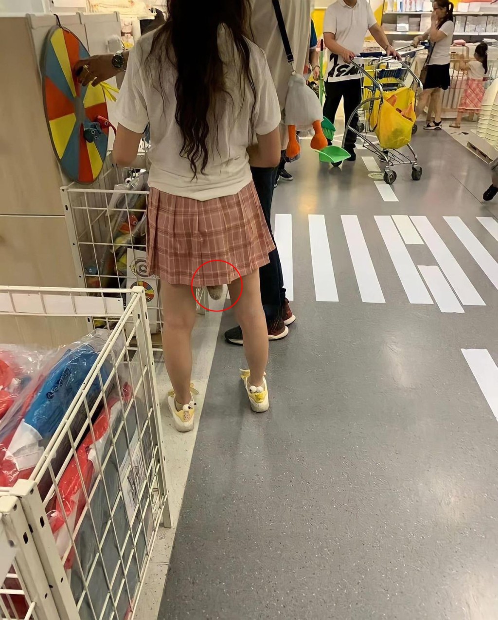 台湾本月初亦有网民发现当地有短裙少女插「狐狸尾」行IKEA。
