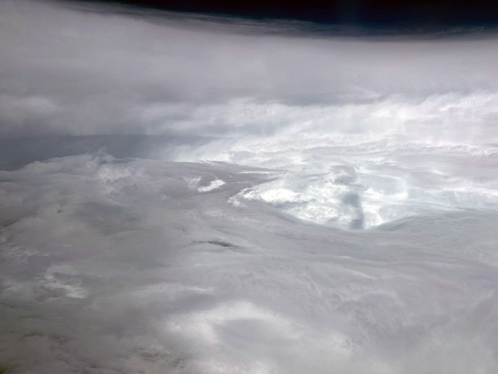飛行服務隊派定翼機到超強颱風蘇拉附近收集氣象數據。政府新聞處圖片