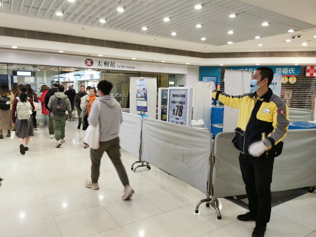 事故發生後港鐵職員在太和站協助乘客。資料圖片 事故發生後港鐵職員在太和站協助乘客。資料圖片
