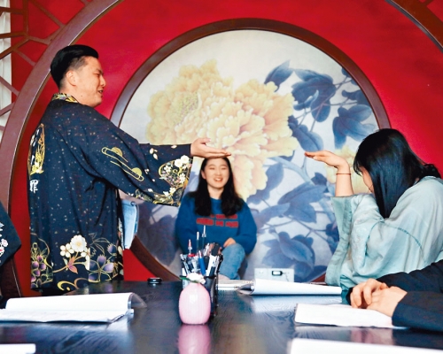 在一處「劇本殺」門店內,玩家們通過設計好的劇本,在幾個小時內化身不同角色,共同經歷一段故事,開啟一段「假面」人生。