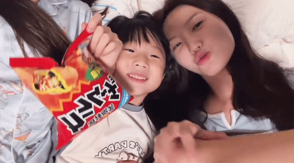 吳若希嘟嘴準備親吻兒子，畫面溫馨治癒。