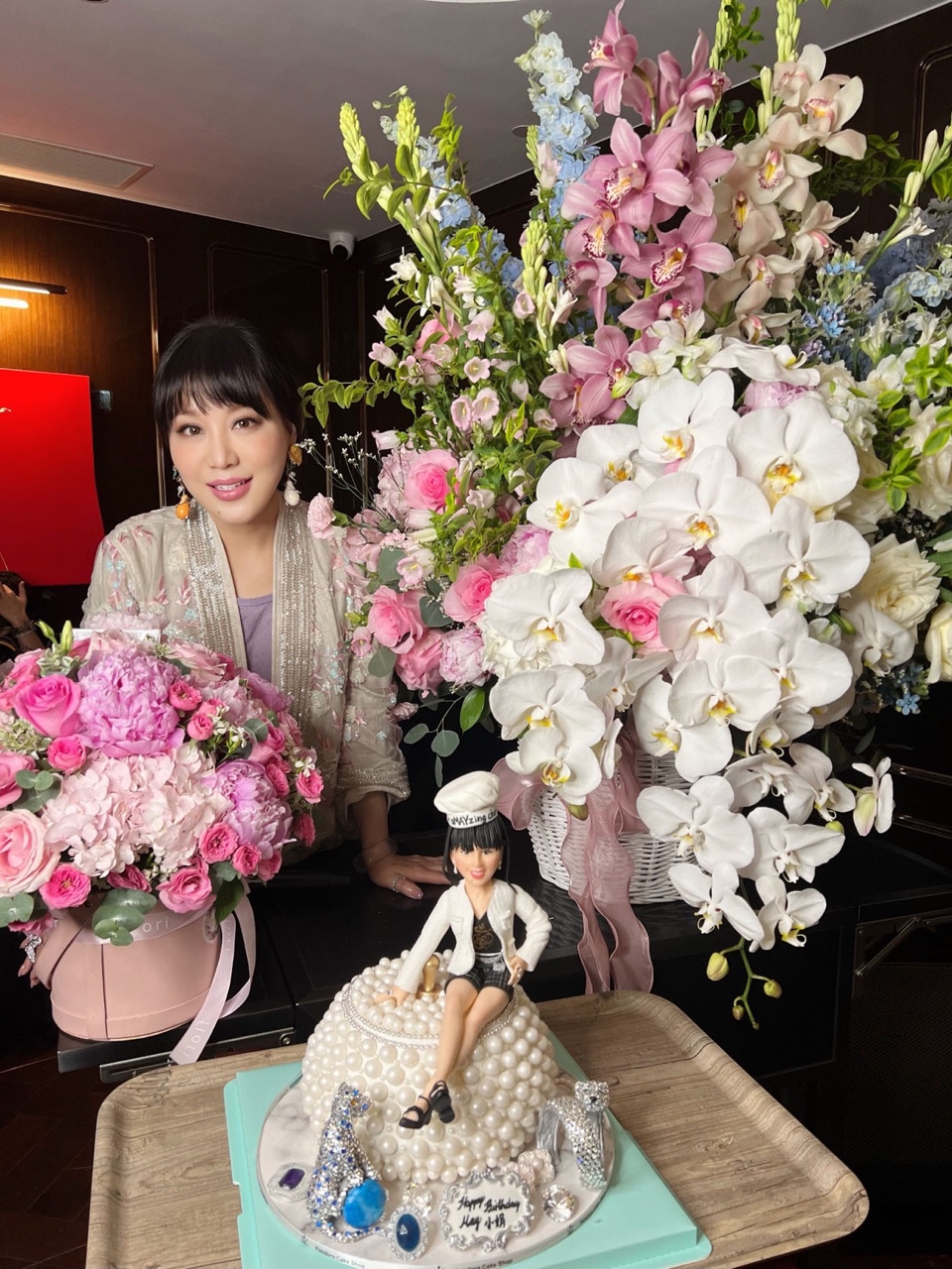 吕良伟太太杨小娟日前迎来53岁生日。