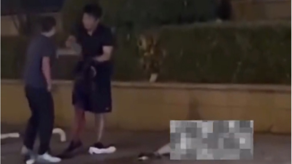 山西一名男子當街揮刀桶死2人。