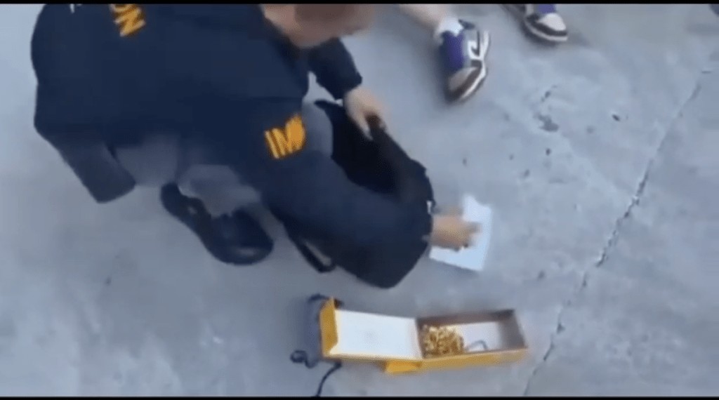 警员在曼谷巴威区（Prawet）的一家汽车租赁店展开行动，成功拘捕两名正准备还车的疑犯，并当场缴获30多枚被盗的金戒指。新闻画面截图