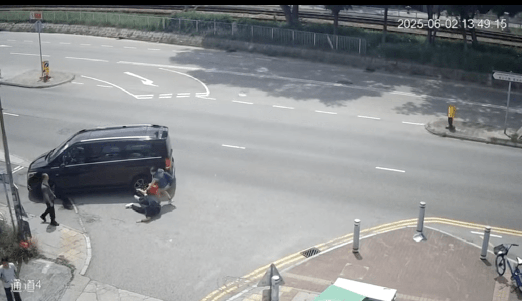 此時,一名男子及一名拖住手拖車的女子從不同方向走出。 此時,一名男子及一名拖住手拖車的女子從不同方向走出。