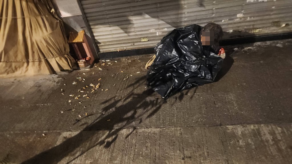 露宿紅磡街頭的婆婆日前被人淋潑煙灰水欺凌。網上圖片 露宿紅磡街頭的婆婆日前被人淋潑煙灰水欺凌。網上圖片