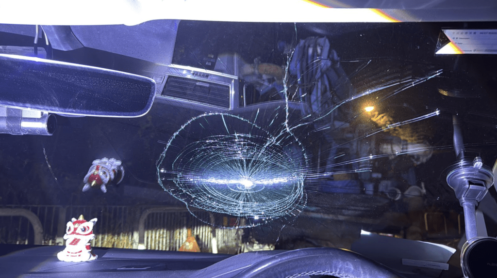 擋風玻璃被擊至碎裂。郭秀雲提供