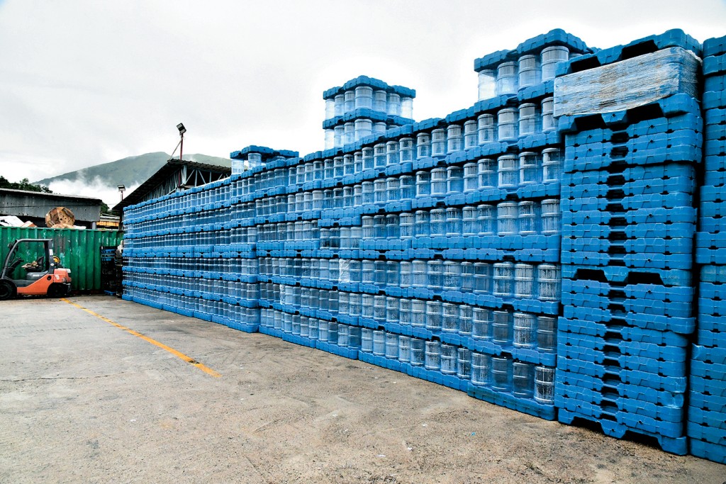 元朗牛潭尾貨倉存放了大量「鑫樂觀音山」樽裝水。