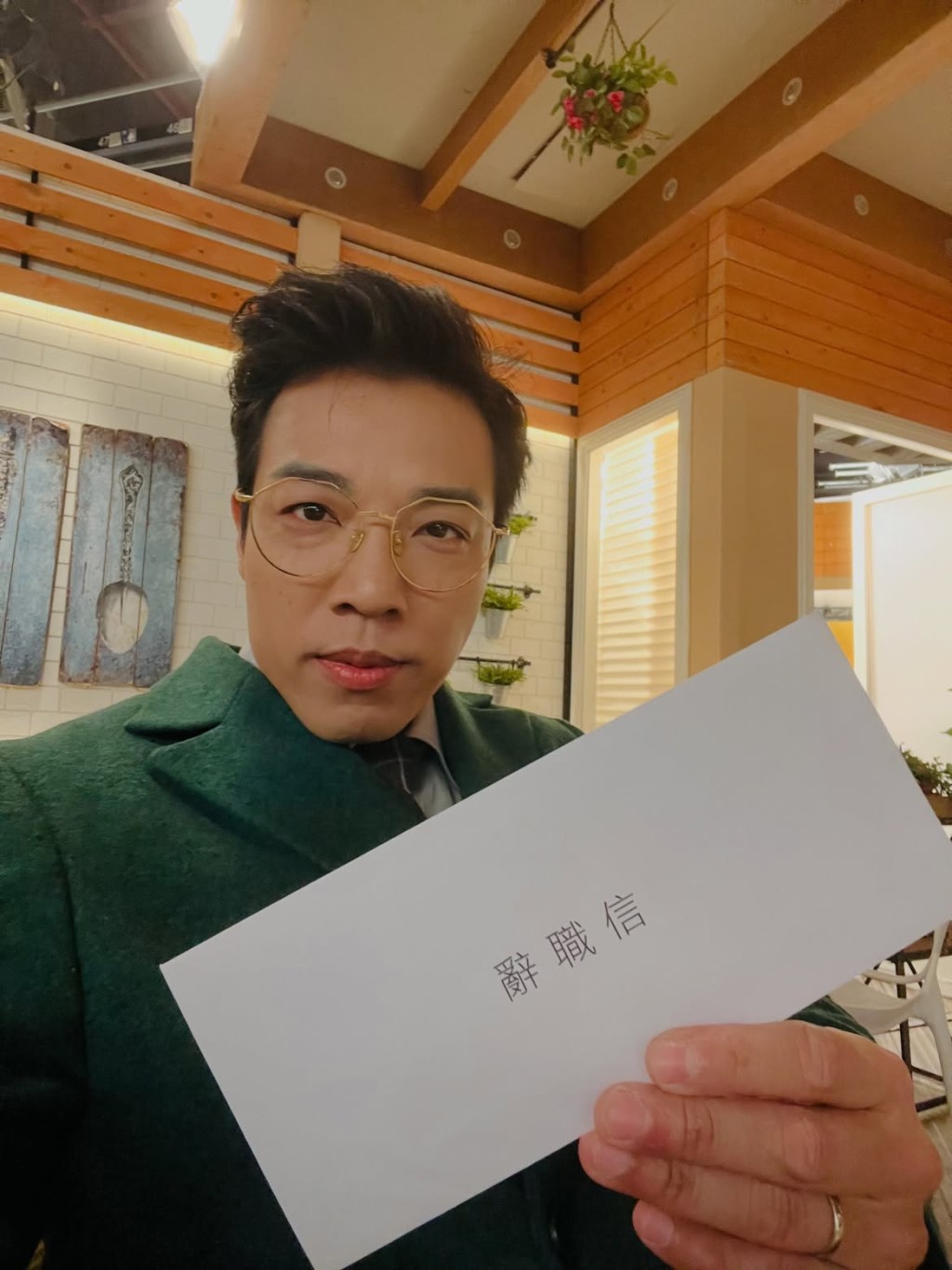 鄭世豪於2024年已退出《愛．回家》劇組兼離巢。