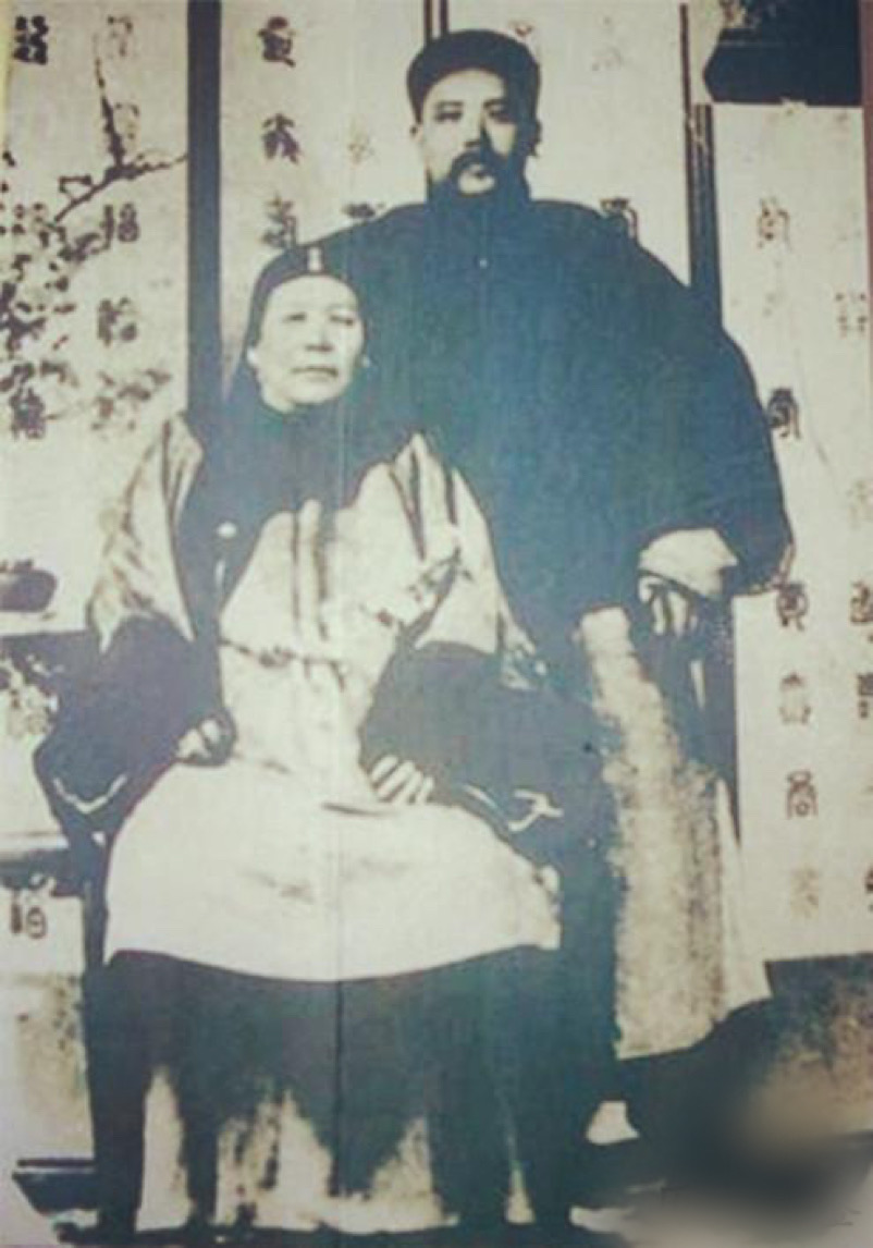 袁世凱和自己的親生母親劉氏。