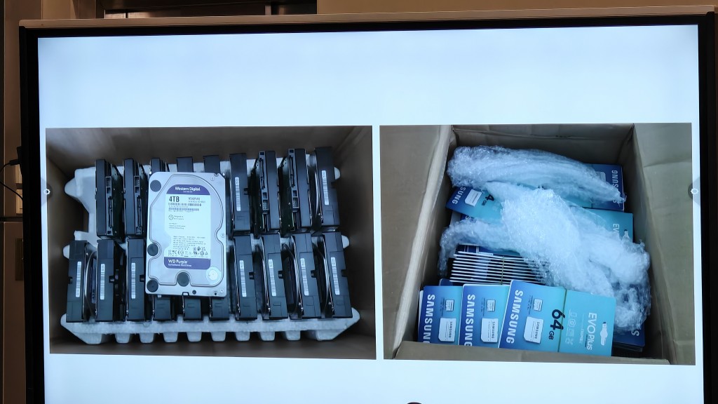 海關檢獲約1.7萬件懷疑冒牌電腦儲存裝置,包括1.4萬個硬碟和3000張記憶卡,估計市值共約2500萬元。黃文威攝 海關檢獲約1.7萬件懷疑冒牌電腦儲存裝置,包括1.4萬個硬碟和3000張記憶卡,估計市值共約2500萬元。黃文威攝