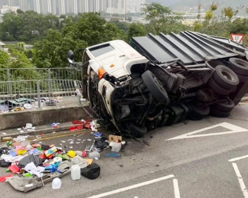 垃圾車翻側，車內物品散落一地。  馬路的事討論區FB圖