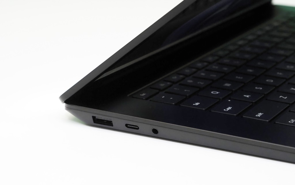 除了設有支援Thunderbolt 4的USB-C,Surface Laptop 5同時保留標準的USB-A供連接擴充。