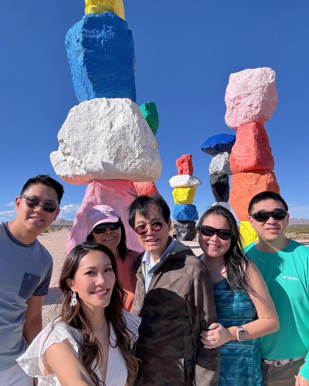周美欣在今年母親節與家人去了拉斯維加斯的《Seven Magic Mountains》遊覽。