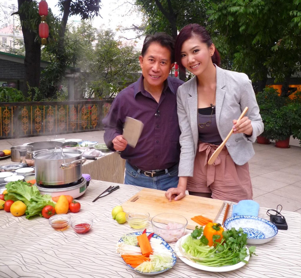 甄文达2012年夥拍「动漫Maggie」李曼筠（右）主持有线节目《乡土浓情甄文达》。