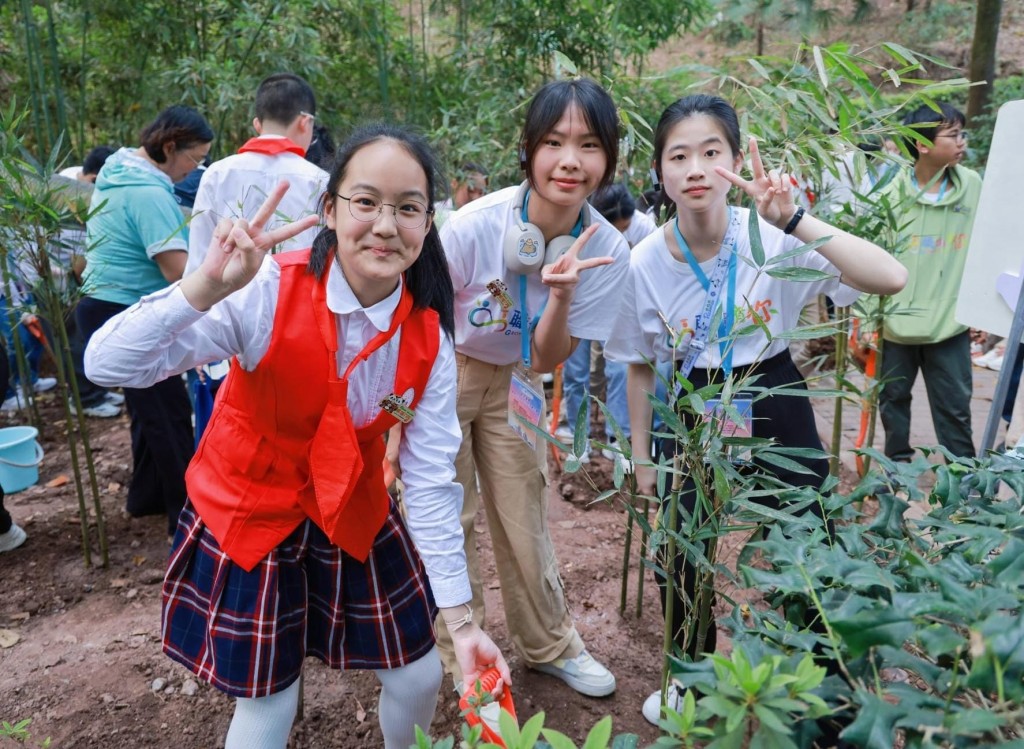 與重慶小學生一同栽種竹子，為保育出一分力。