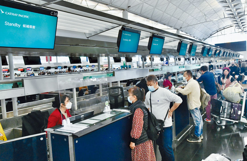港府落足彈藥重振本港旅遊業之際,國泰卻鬧出機師「呃鐘」事件。