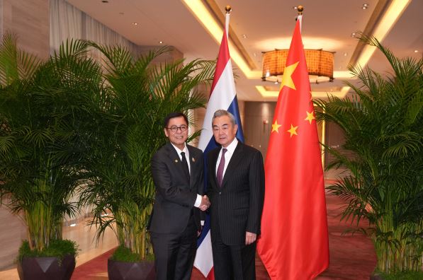 王毅（右）与西哈萨（左）会晤。外交部