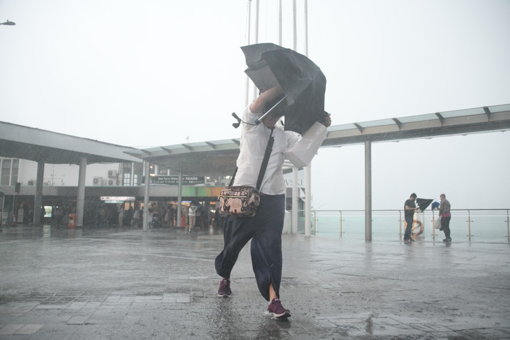 大雨及猛烈阵风影响香港。（陈浩元摄）