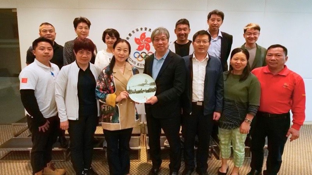 港協暨奧委會義務副秘書長黃寶基(中間白髮男子)與到訪的深圳市福田區文化廣電旅遊體育局代表團會面。
