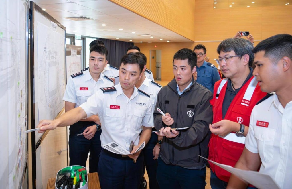 消防處聯同全國運動會香港賽區統籌辦公室、機電工程署、醫院管理局、啟德體育園有限公司及中電今日（3日）於消防及救護學院進行代號「鐵網」的跨部門演練。消防處fb圖片