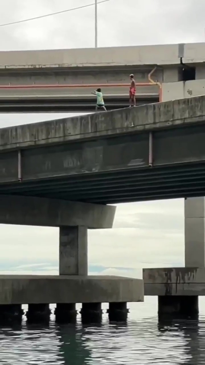 短片开始时已见两名男子在车来车往的桥边热身准备。网上截图