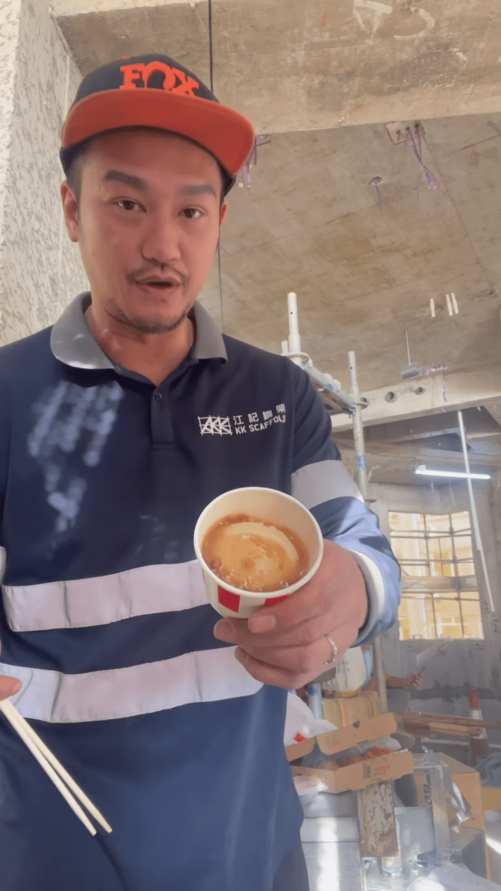 吴浩康曾分享地盘放下午茶的影片。