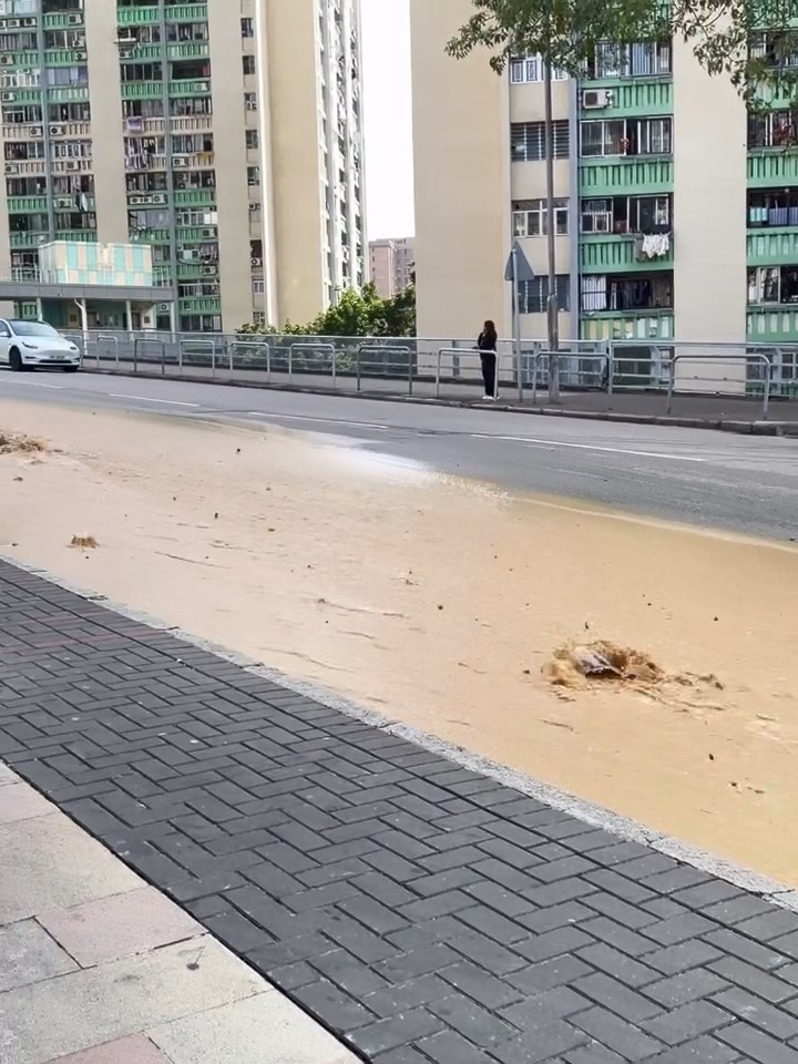 忠孝街再有水管爆裂，大量黃泥水湧出路面，猶如激流瀑布。網上片段截圖