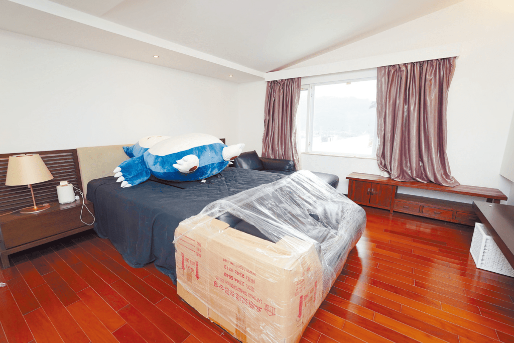 圖中睡房空間寬敞，布置風格簡約舒適。