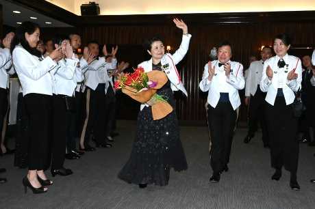 同袍于高级警官晚宴之夜恭贺刘赐蕙荣休。