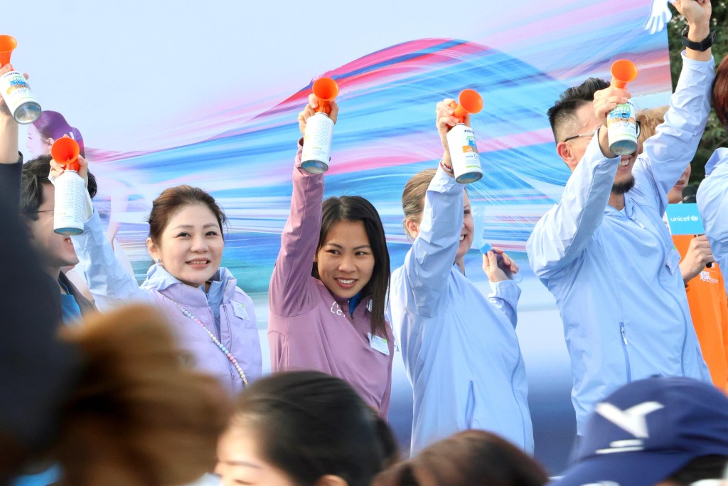 姚洁贞（中）本来报了名参加10公里，但因左 大腿后肌不适弃权，她亦在同场做跑步礼响按嘉宾之一。徐嘉华摄