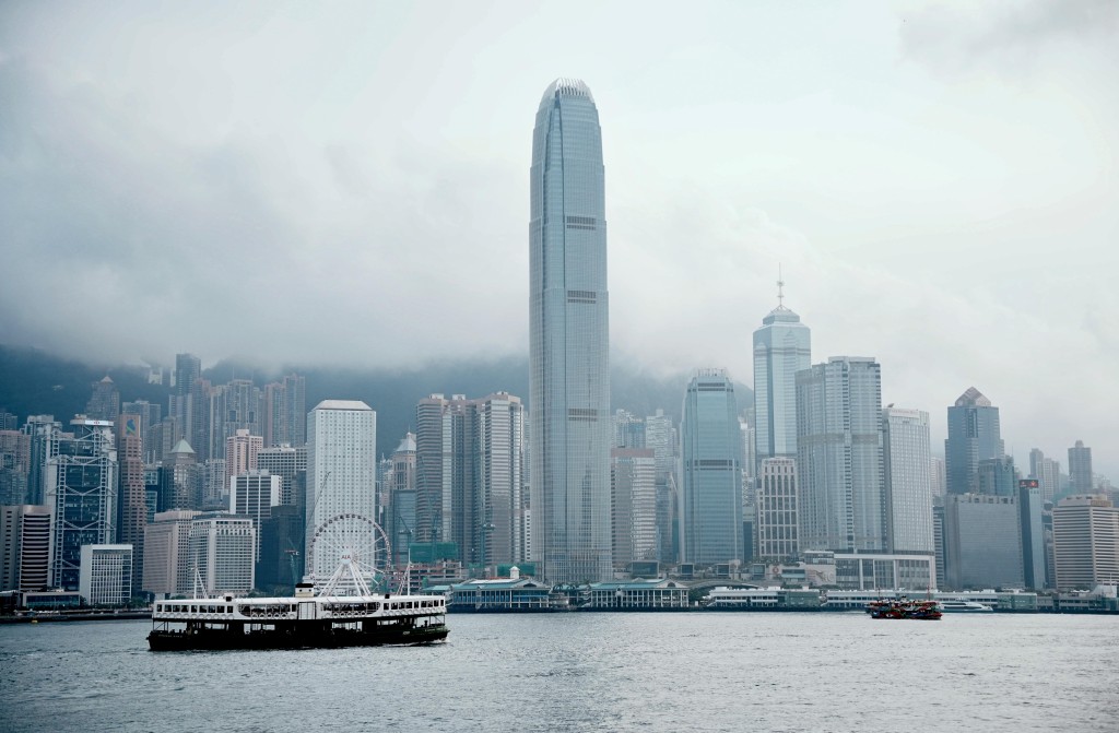 李家超指，在充斥着地緣政治及經濟不穩的動盪世界，香港作為穩定可靠經濟體的優勢顯示易見。