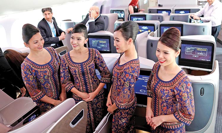 新加坡航空公佈最新業績，收入與盈利齊創新高，傳會對員工豪派近8個月花紅。路透社
