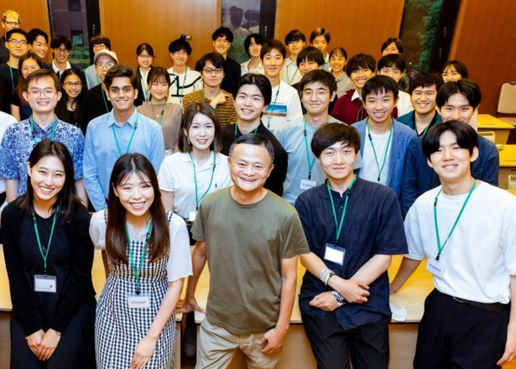 马云早前获东京大学聘请担任客席教授，他今年6月出席专题研讨会与学生交流讨论及合照。