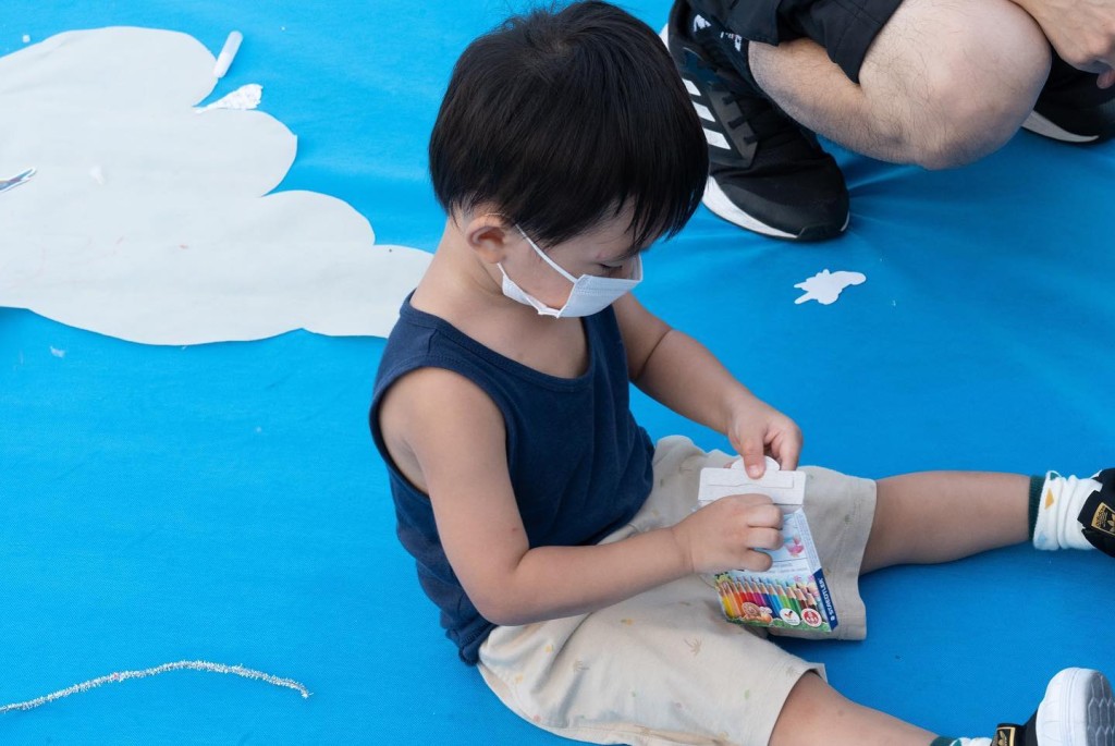 大會早前在中環海濱活動空間舉行「表達藝術社區樂@中環夏誌 2022」的前奏活動，大人小孩同樂於其中。(香港表達藝術治療服務中心FB圖片)