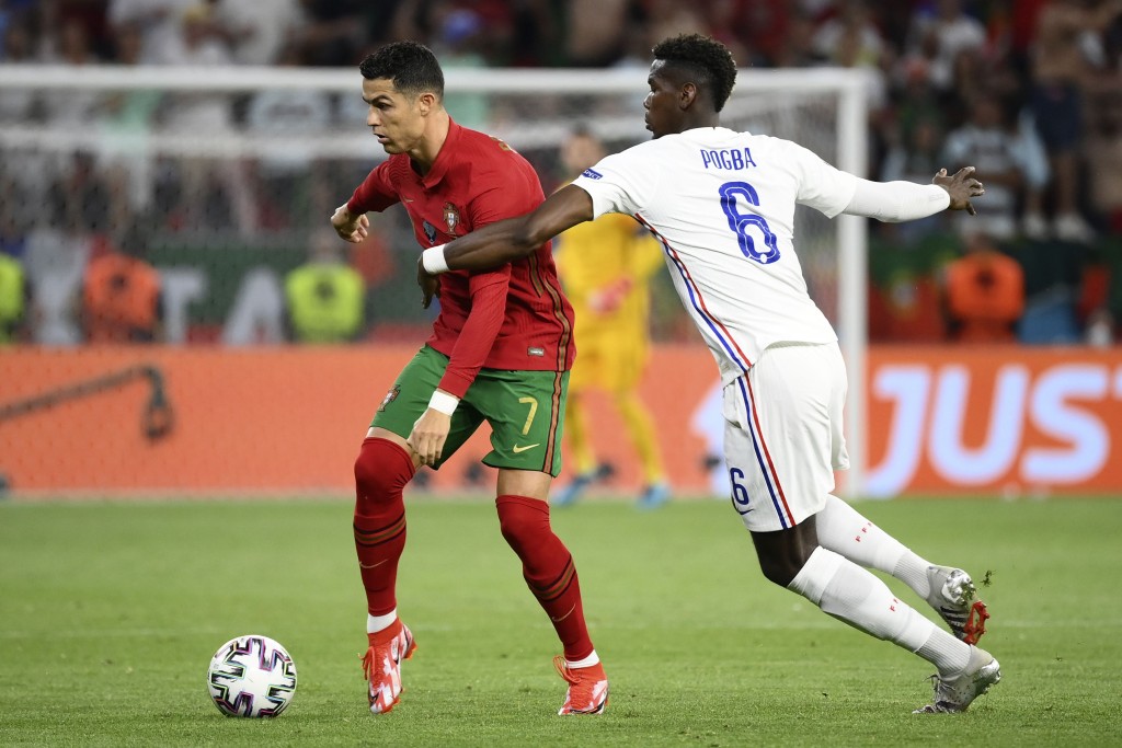 葡萄牙王牌Ｃ朗（左）与法国中场普巴在国家队赛事曾经碰头。