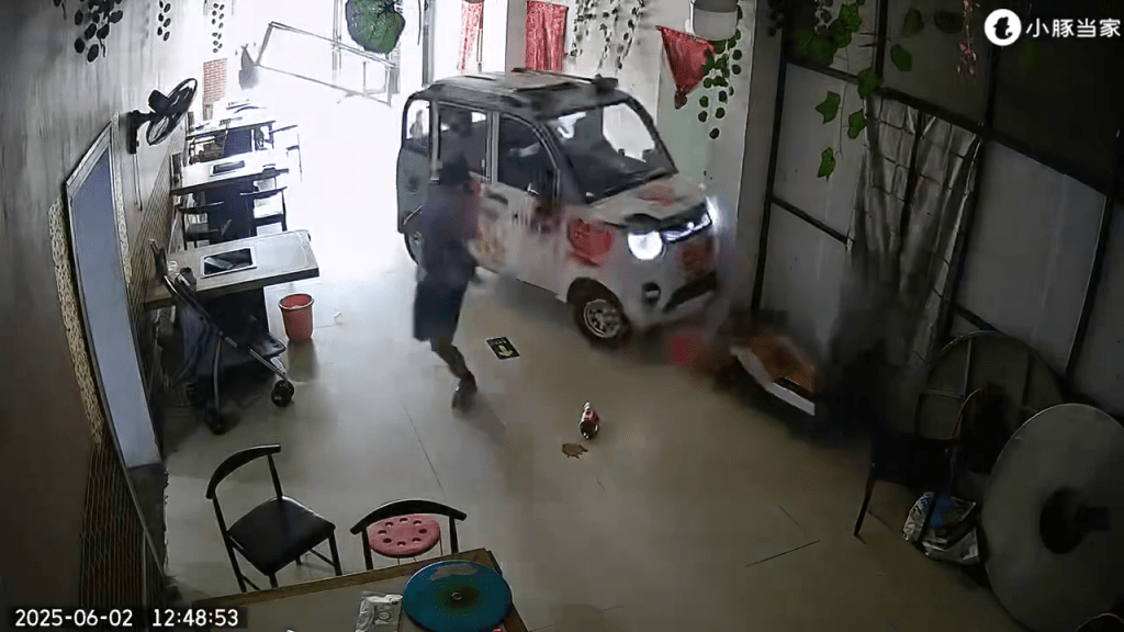 李鑫蕊在車輛即將撞上妹妹的瞬間,將妹妹一把抱起 躲到了安全地帶。 李鑫蕊在車輛即將撞上妹妹的瞬間,將妹妹一把抱起 躲到了安全地帶。