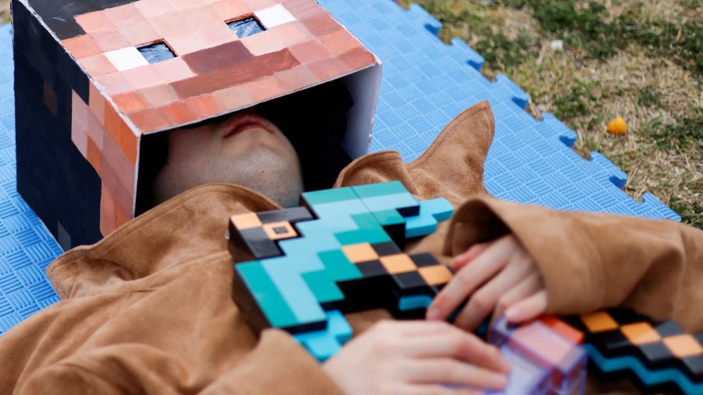 汉江睡眠大赛参赛者用Minecraft头套阻挡外界干扰。 路透社