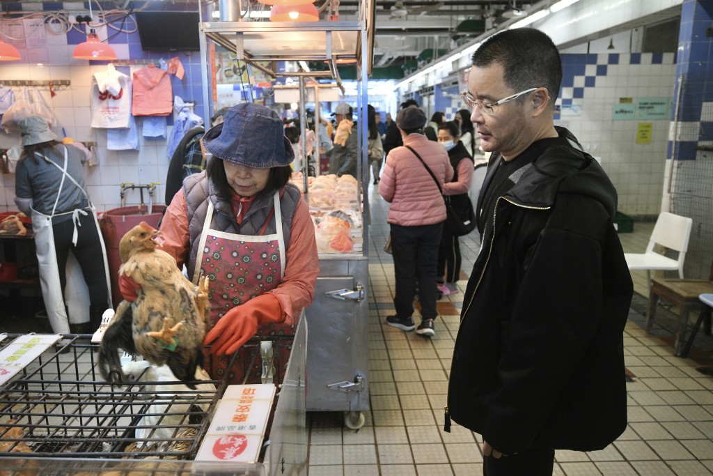 部分市民僅花費400至500元買餸。陳浩元攝