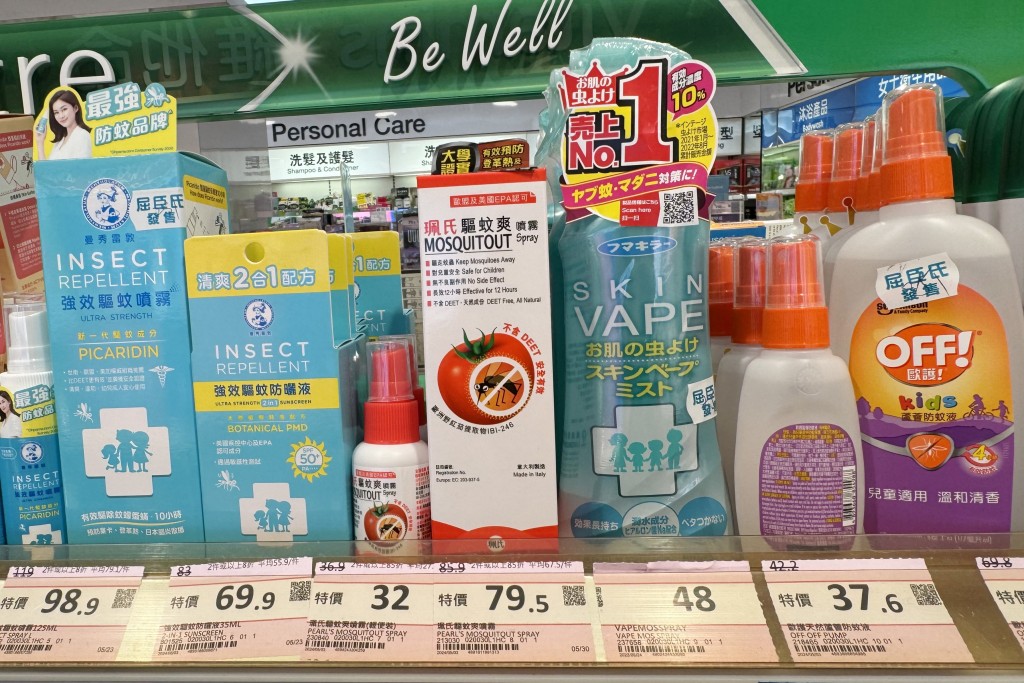 於外露的皮膚及衣服塗上含避蚊胺(DEET)成分的昆蟲驅避劑。資料圖片 於外露的皮膚及衣服塗上含避蚊胺(DEET)成分的昆蟲驅避劑。資料圖片