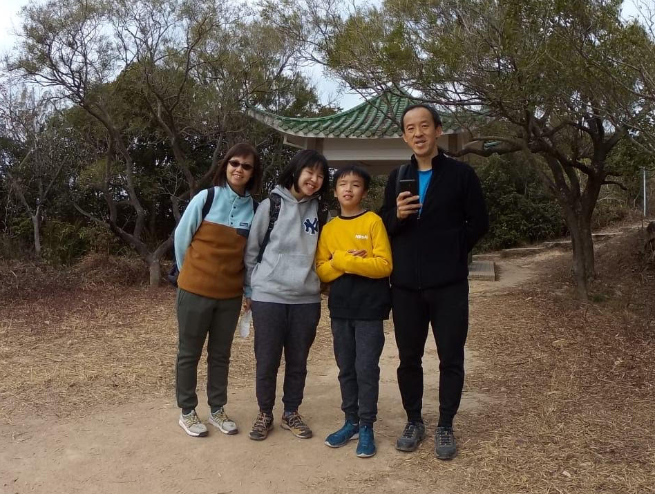 Julie媽媽覺得小朋友接受失敗的能力不比大人差，一 定要跌低過才懂得如何爬起來。愈小跌低，長大後才能更易接受失敗。