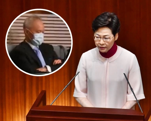 行政長官林鄭月娥發表《施政報告》,丈夫林兆波「閉目聆聽」。