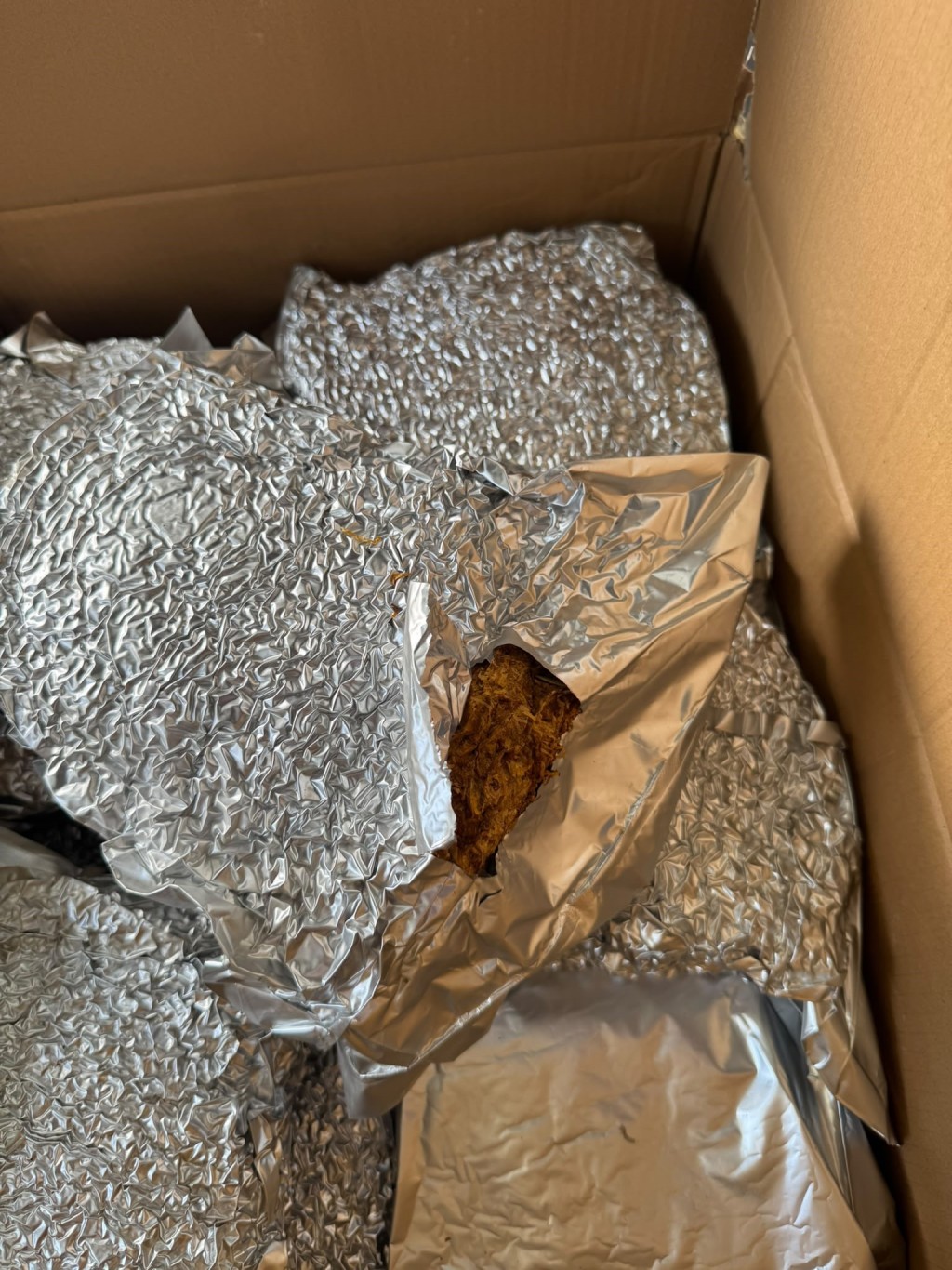 涉案未完稅製成煙草。海關圖片 涉案未完稅製成煙草。海關圖片