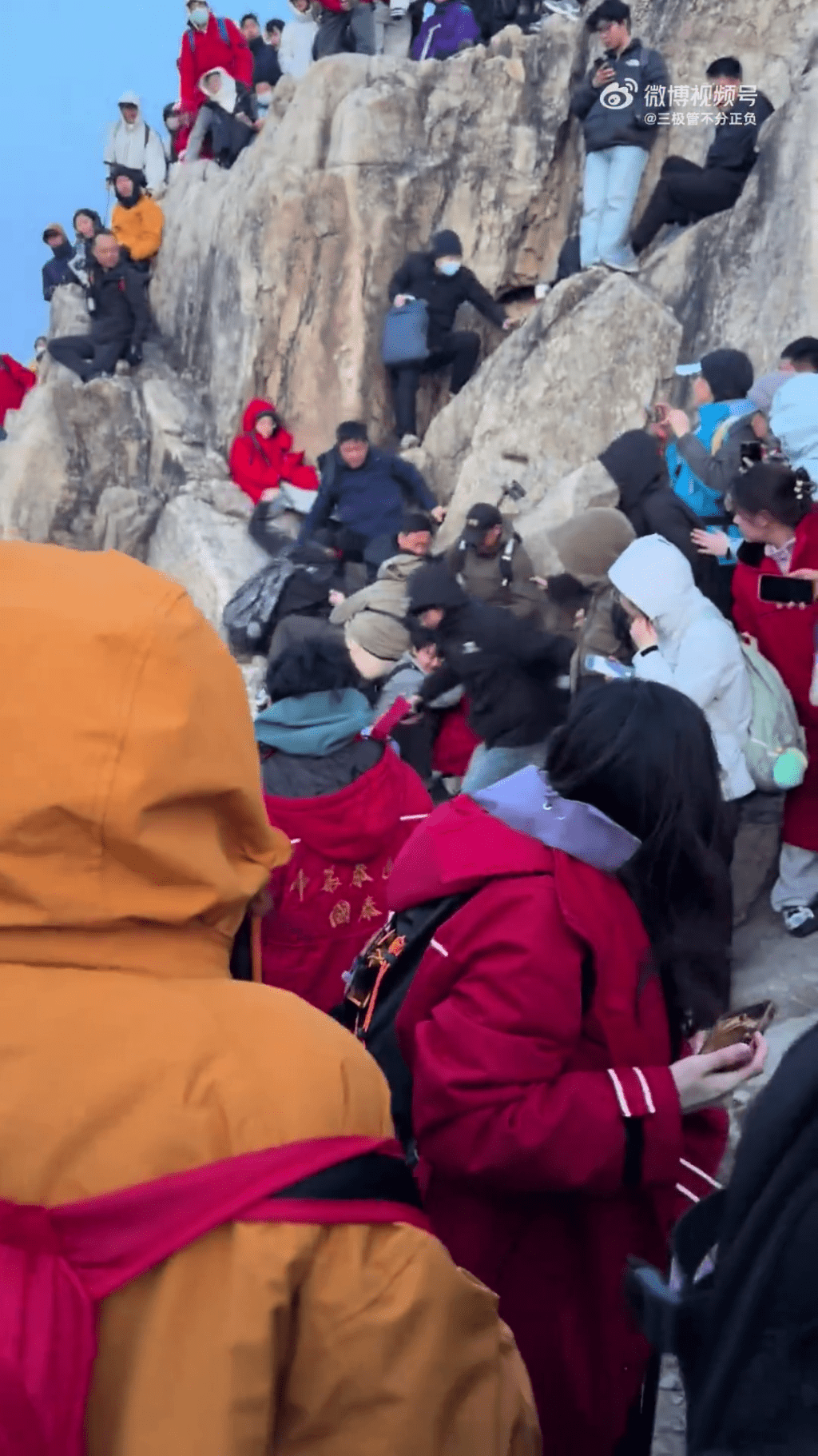 煞尽风景！泰山睇日出争位开拖，多人混战滚落岩壁。