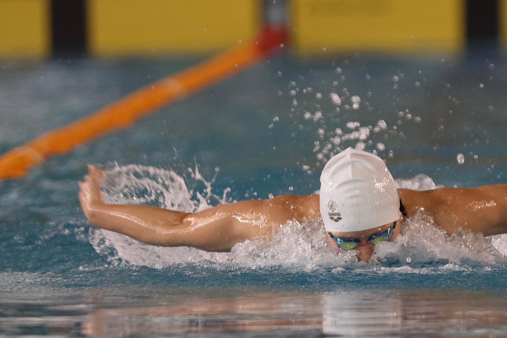 何詩蓓今日在非主項的100米蝶泳決賽刷新香港紀錄，兼達奧運B標。香港泳總圖片