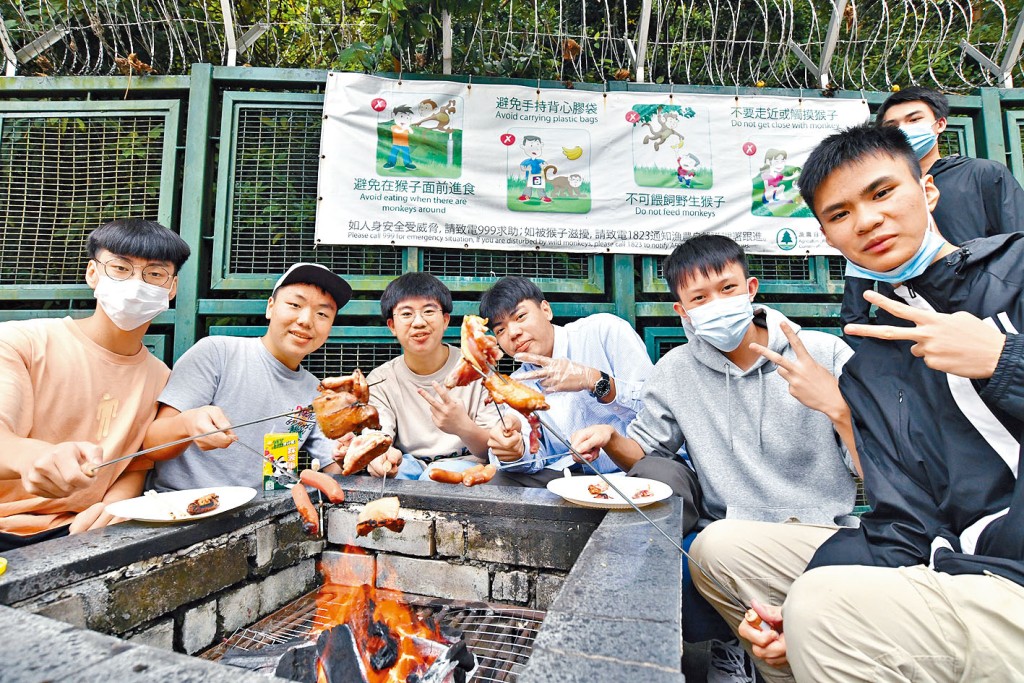 Jay和LC一眾朋友表示,他們早在十二時已到場「霸爐」,幸運地佔到了最後兩個。