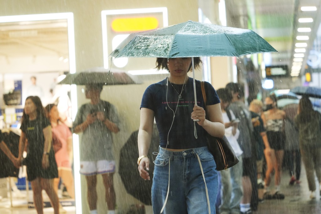 天文台预料未来一两小时本港部分地区雨势较大及有狂风雷暴。资料图片